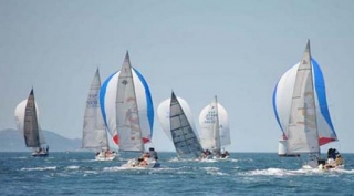  diverse barche a vela in alto mare 